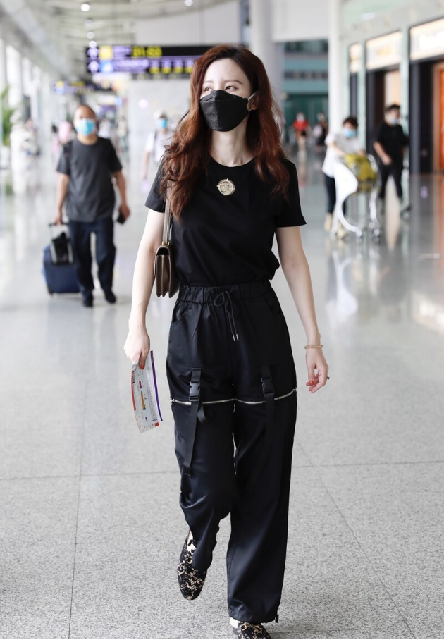 张萌胳膊上套黑丝小露香肩，女人味也太足了，这细腰长腿可真火辣