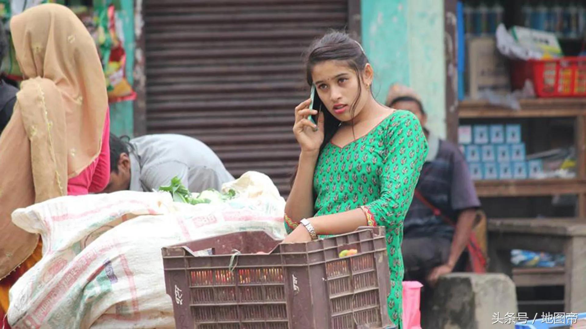 尼泊尔的尼瓦尔族女人,当她们长到7-9岁,神圣的第一次婚姻就降临了,但