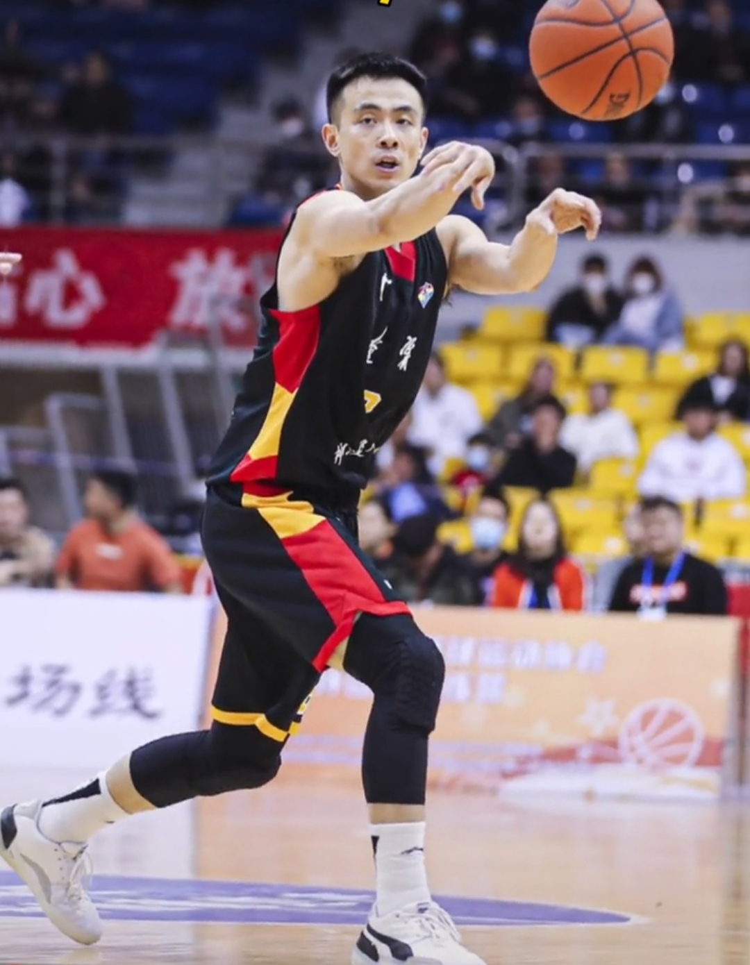 赵继伟是puma的代言人,所以他穿着这款puma目前最高技术含量clyde