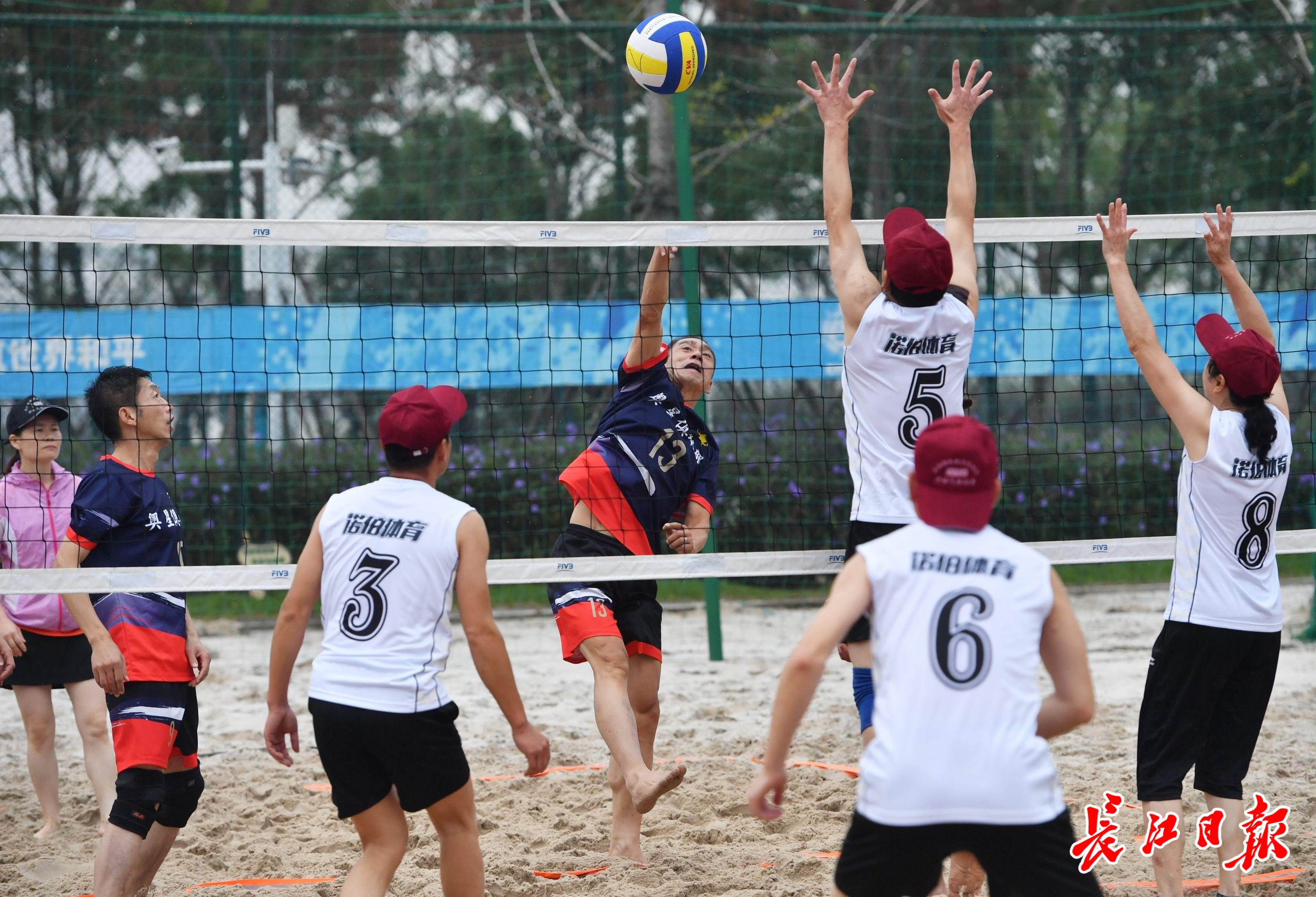 气排球是软排吗（中国人自创的气排球，武汉人在沙滩上玩起来了）