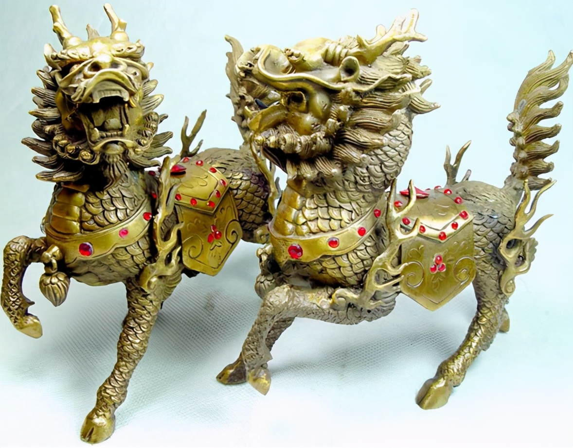 麒麟龙角鳞衣,背上有五彩花纹,锦绣华美.