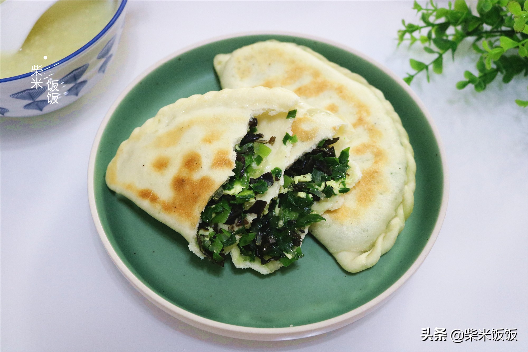 韭菜盒子这样做，柔软筋道不破皮，鲜香又多汁，太好吃了