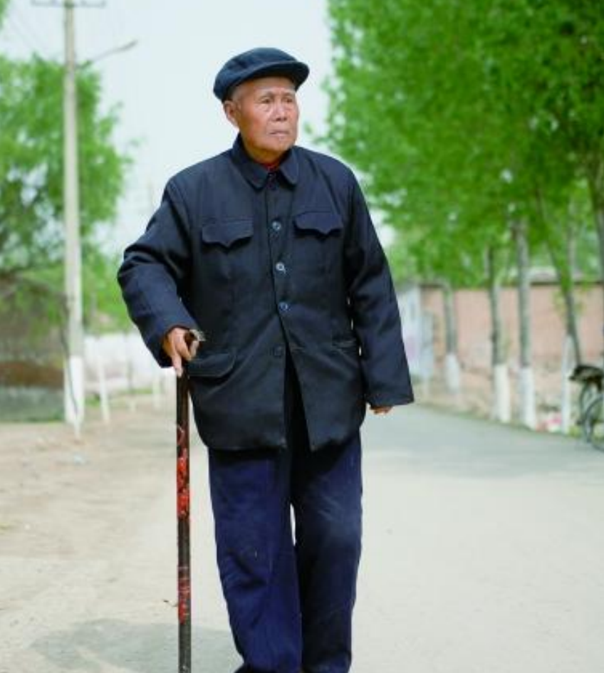 90岁老人遭村民嘲笑，省委书记下乡时意外发现，他是特等功臣
