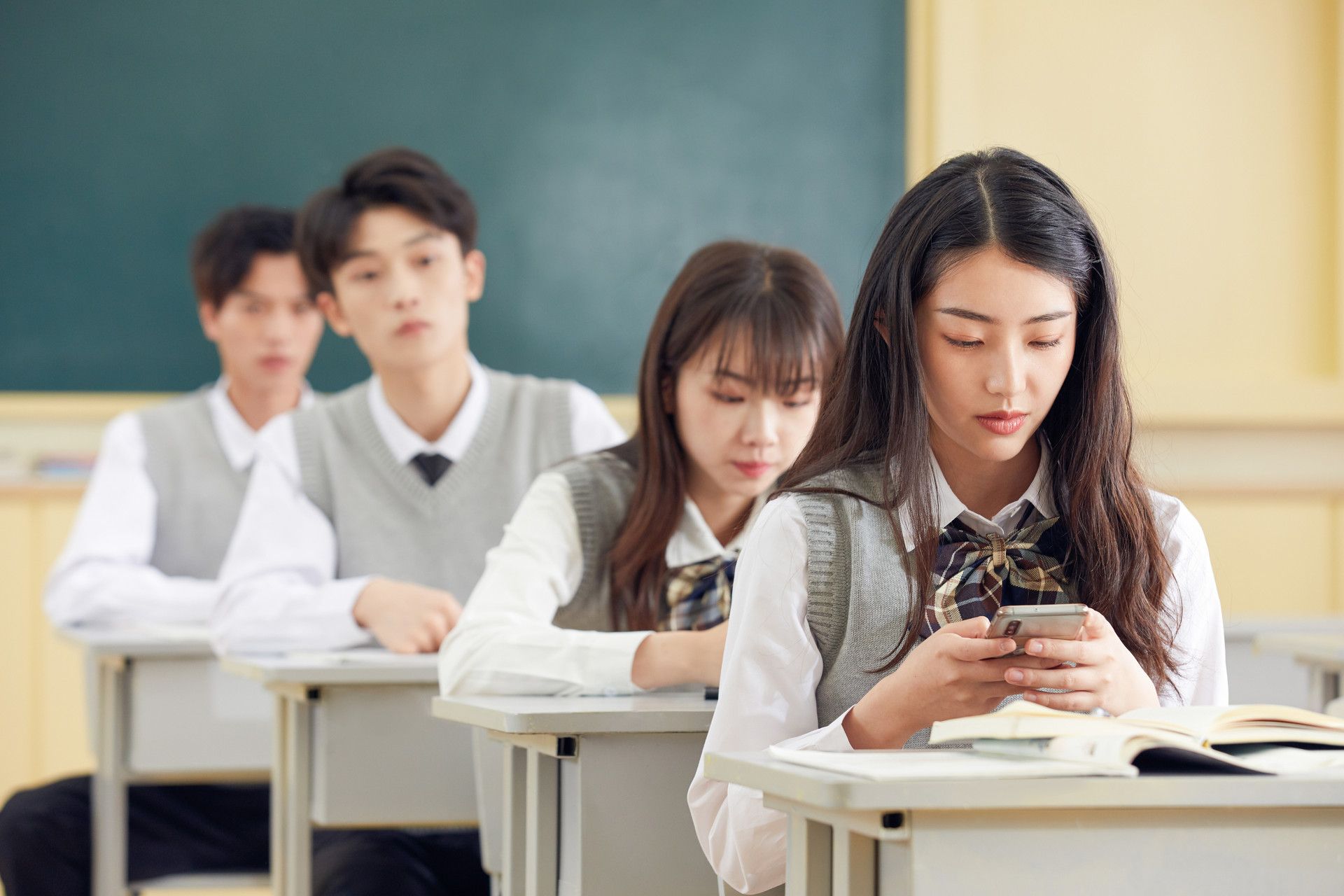 大学食堂的WIFI密码火了，炸得学渣立马现形：学渣不配用手机