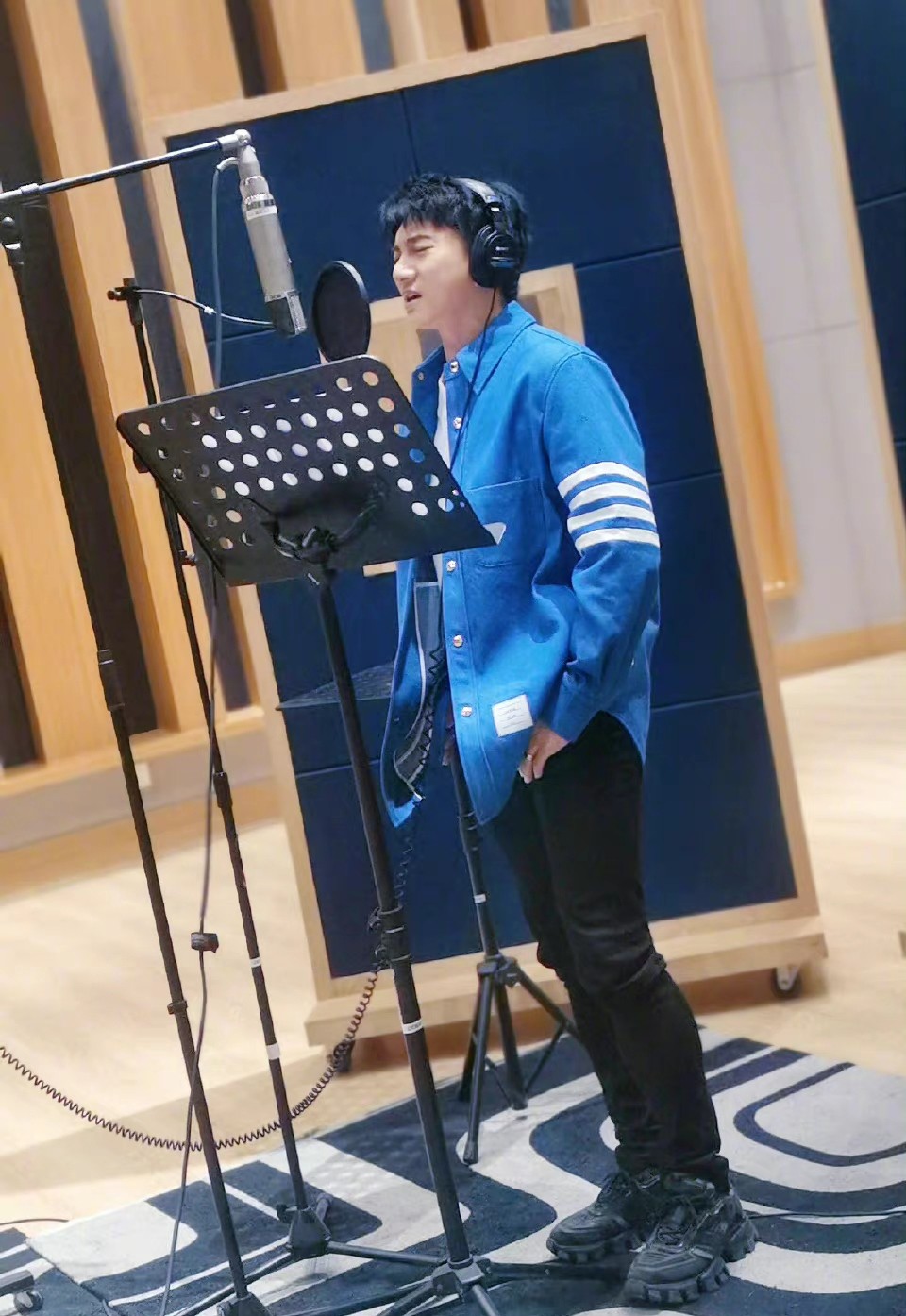 吴奇隆庆51岁生日，蛋糕疑是刘诗诗所送！近照年轻如30岁的人