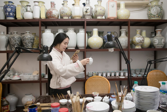 90后女孩穿汉服开淘宝直播卖陶瓷，新时代“景漂”青年的生活方式