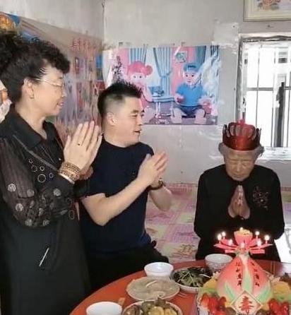 拒做赵本山徒弟，又当众殴打交警的魏三，如今49岁直播捞金惹争议