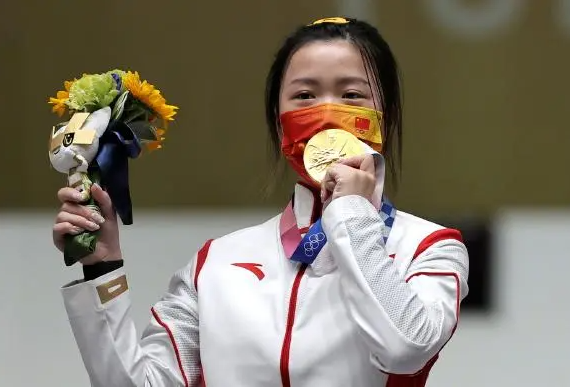 甜美女孩杨倩射落奥运首金，清华体育特长生身份曝光，圈粉无数