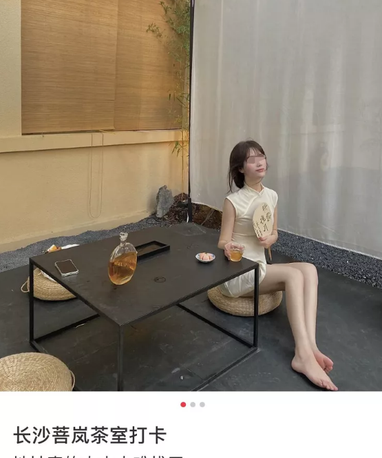 “佛媛”的8个迷惑行为，一个比一个离谱，有人还穿着吊带裙抄经