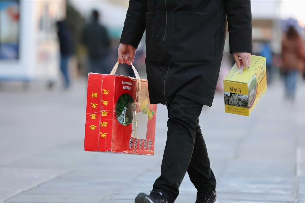 求人办事，送礼时要掌握6个说话技巧！真正的人情世故，学习下吧