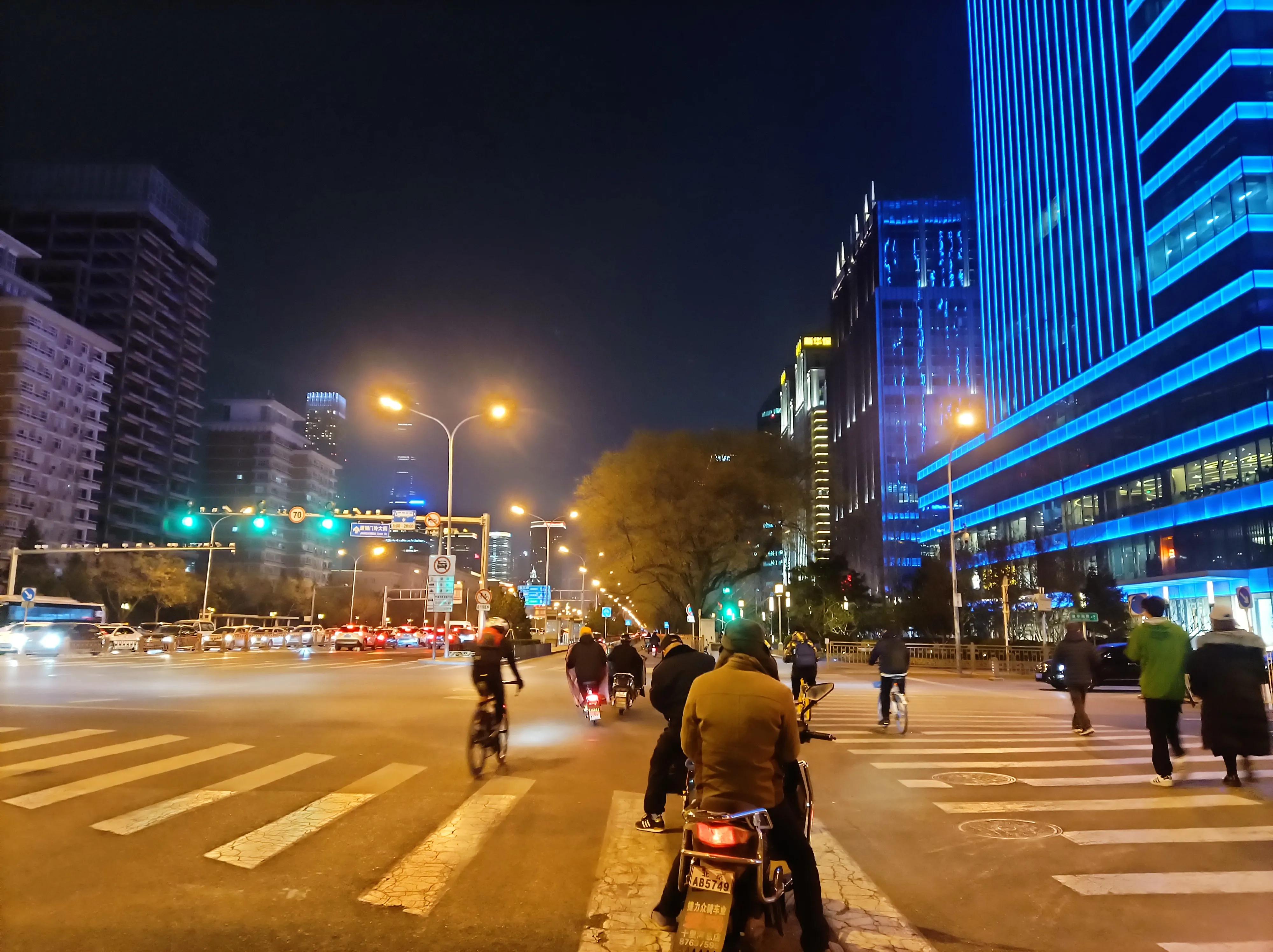 夜晚,路过长安街