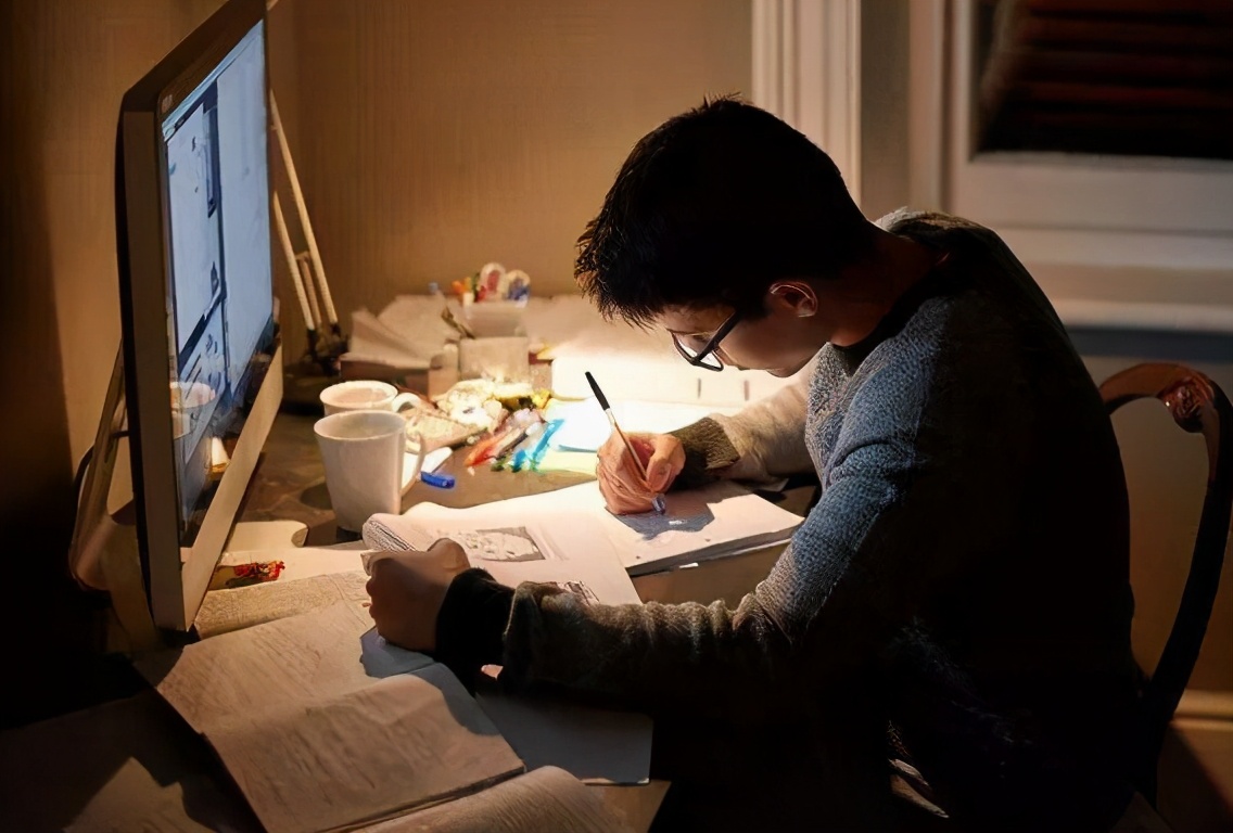 “上大学就轻松了！”大学和高中的区别有多大？学姐：哭都没权利