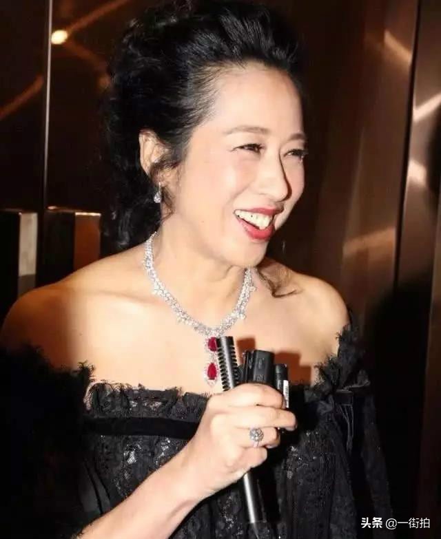 郭晶晶的眼睛叫什么眼（郭晶晶61歲婆婆出席活動，一雙“腰果眼”閃著亮光，少女氣質絕了）