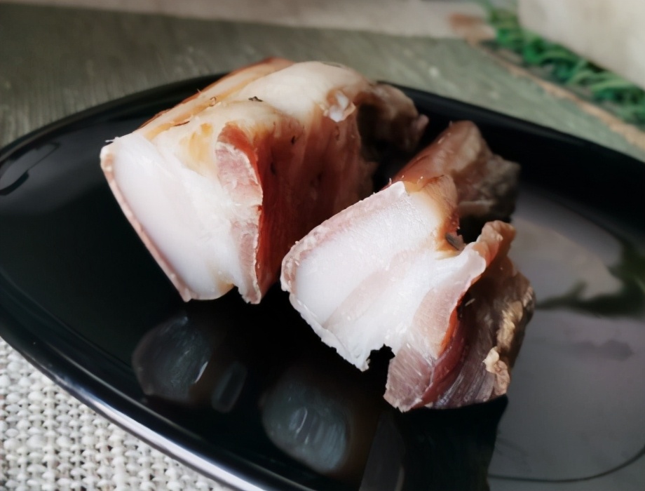 腌咸肉时，牢记“一炒二压三风干”，咸肉咸香不肥腻，放得久