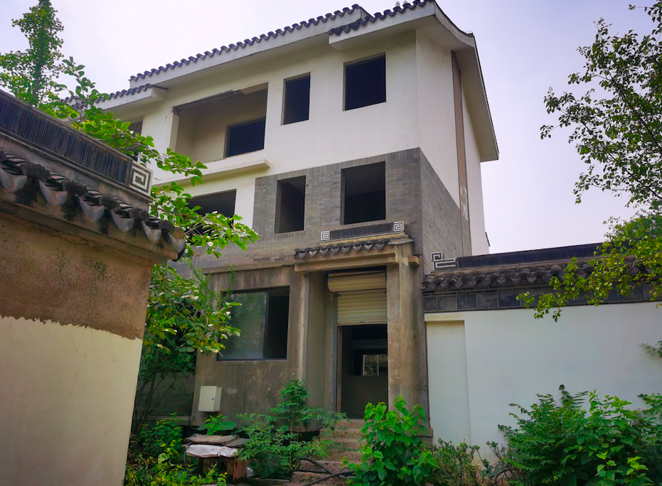 石家庄“地王”项目烂尾近10年：集资房变别墅后又被“一房多卖”，有钱也住不进去