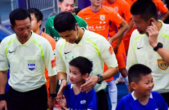 世界杯为什么开场有小孩（世界杯运动员入场时，为什么都要带一个小孩？原来这里头有大学问）
