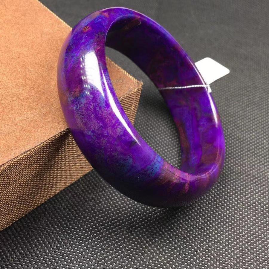 舒俱来手镯以星际蓝与皇家紫为贵(紫色更贵),这样色泽浓郁,杂色少的