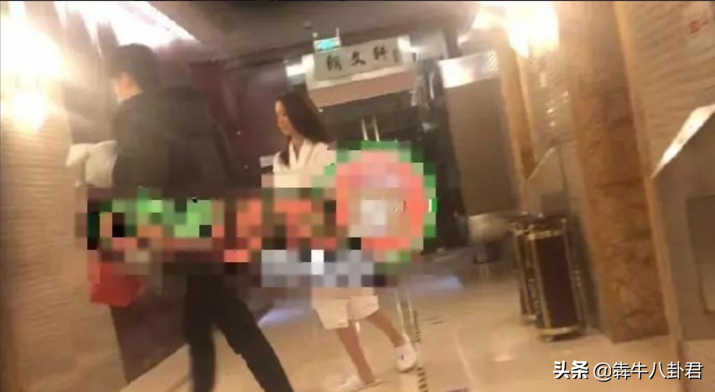 真·胆大，当红男星与北电女学生电梯亲热，网友：一首凉凉送给你