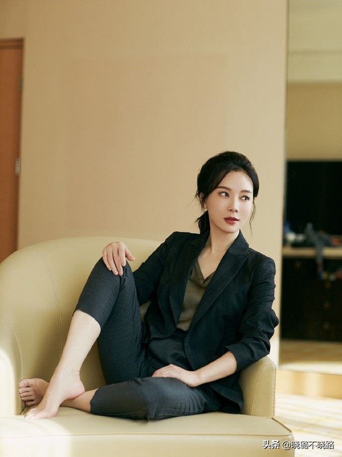 陈数带火了一种穿法，叫“西装+烟管裤”，很适合四五十岁的女人