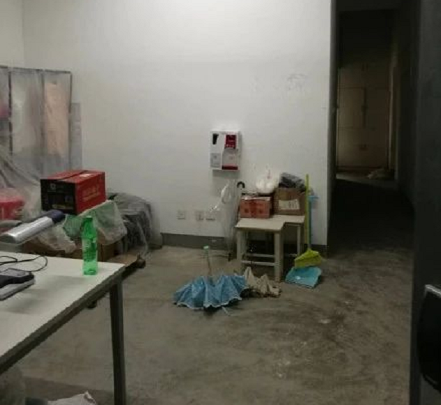 高校宿舍出现“差别对待”，交的住宿费都一样，条件为啥天差地别