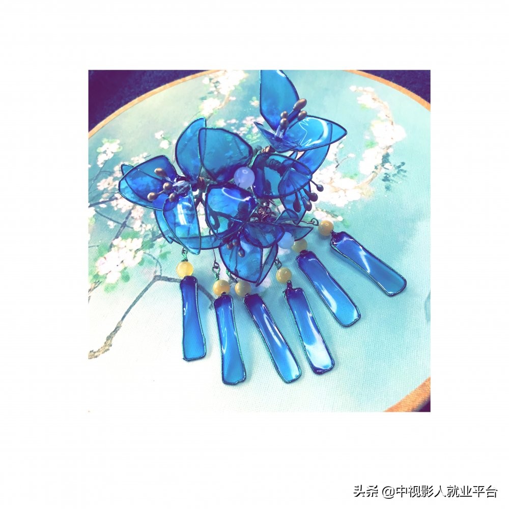 正规化妆培训学校排名-手工饰品水晶花化妆师必备技能之一