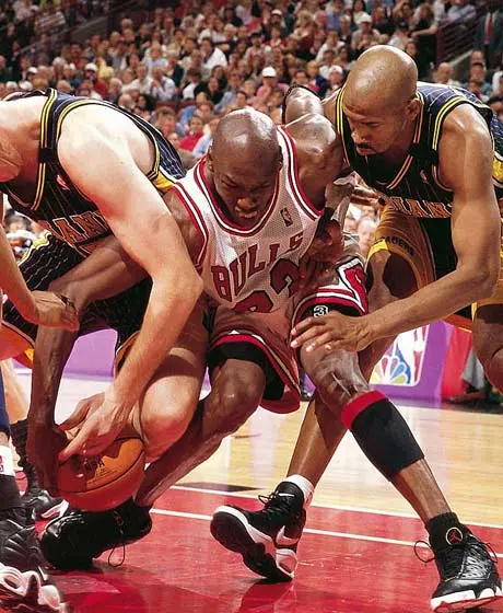 98篮球网nba直播吧（NBA纪实连载27：98年带领内忧外患的公牛三连冠，乔丹彻底封神上卷）