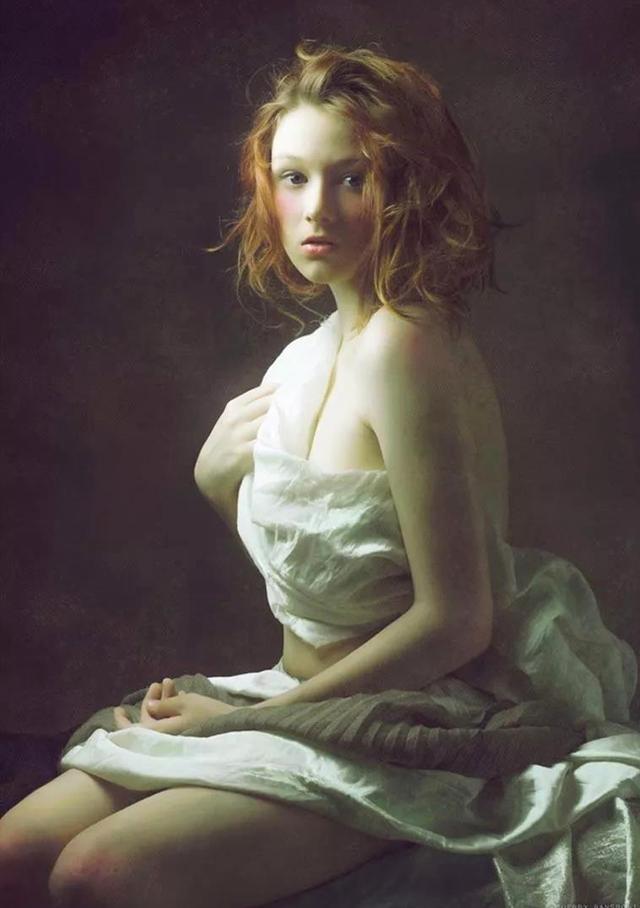 “淡黄的长裙，蓬松的头发”，韵律的魅力，是一种特殊的魔法