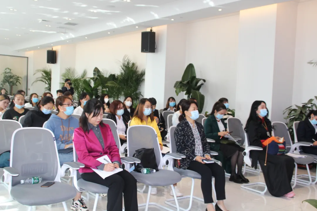 全省巾帼创业带头人电商经营技能培训班学员在白银观摩学习