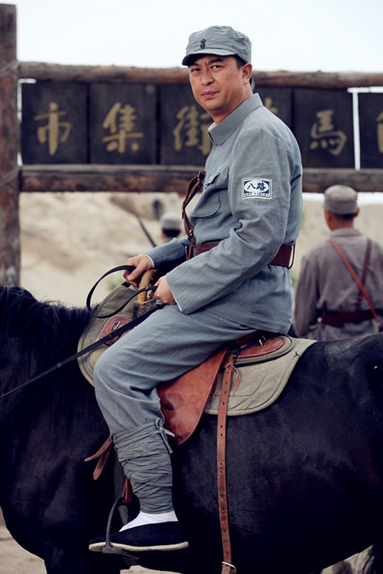 除了《悬崖》,《告密者》,张嘉译的这三部谍战,战争剧同样精彩