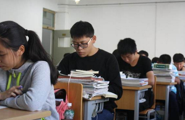 高考陪读老妈辛苦帖吧「高考陪读老妈辛苦喝醉」