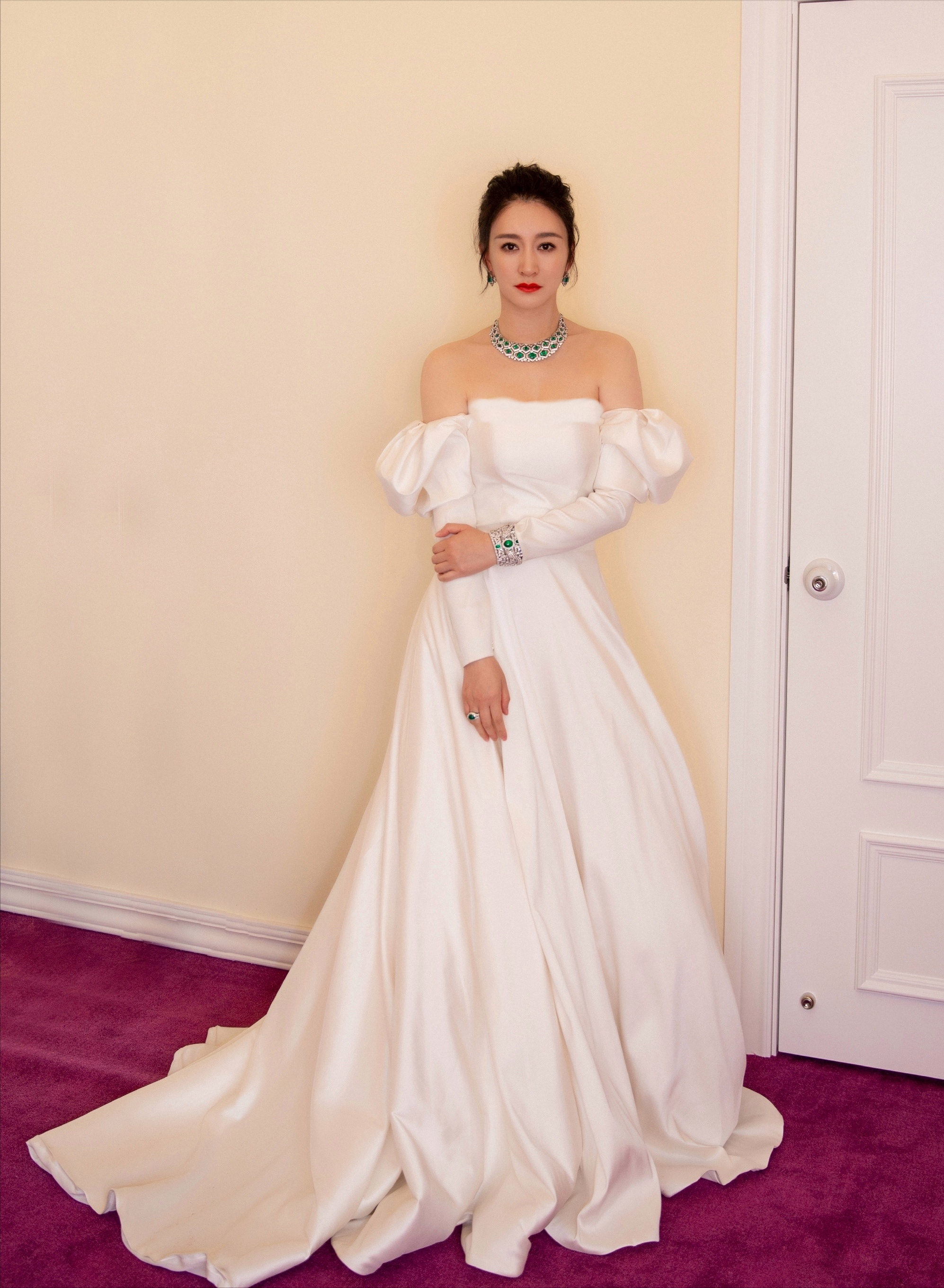 姚安娜穿大牌礼裙出席晚会!涂红唇露美背,却坐角落沦为背景板