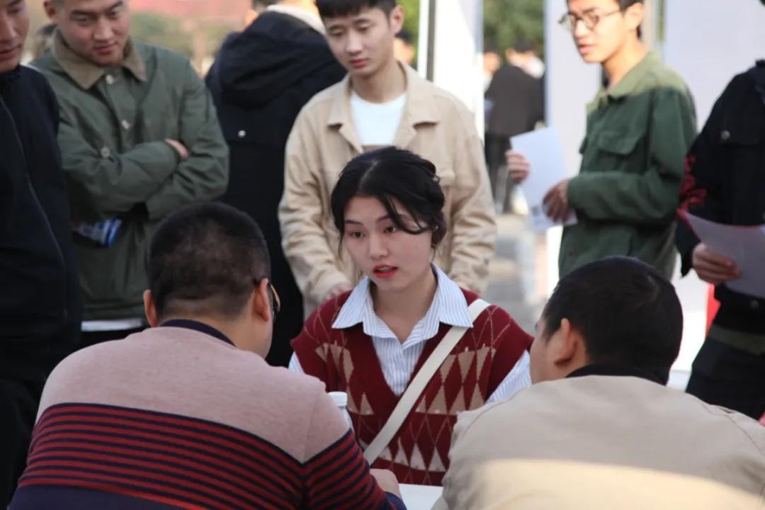 四川水利职院双选会，部分单位薪资上万，150余家单位求贤若渴