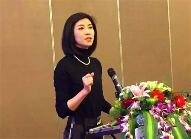 中国女翻译官燃爆了！中美交锋20分钟临场脱稿交传，太帅太牛