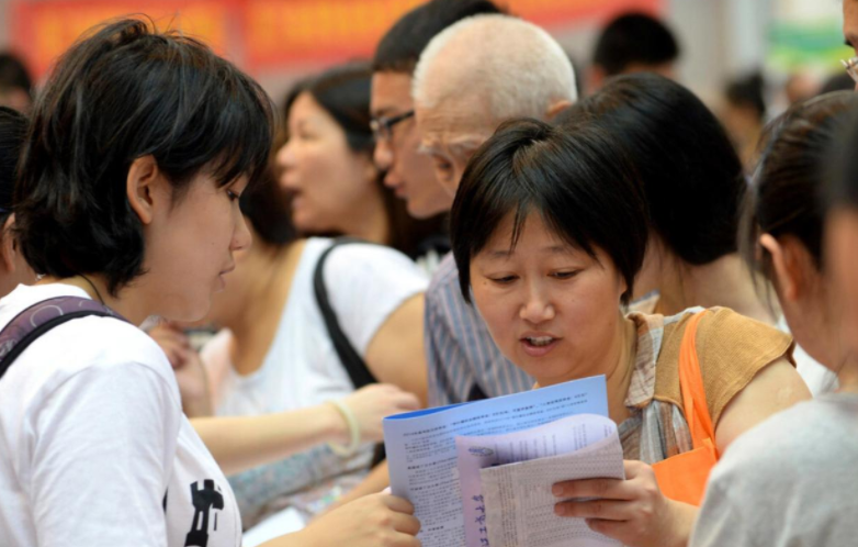 新高考“弊端”逐渐显现，选科成为大问题，物理化学政治并非良配