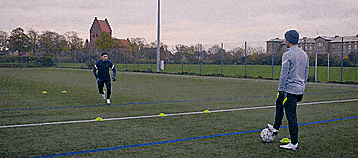 双人足球(三个和朋友一起提高带球、过人和射门能力的综合双人训练)