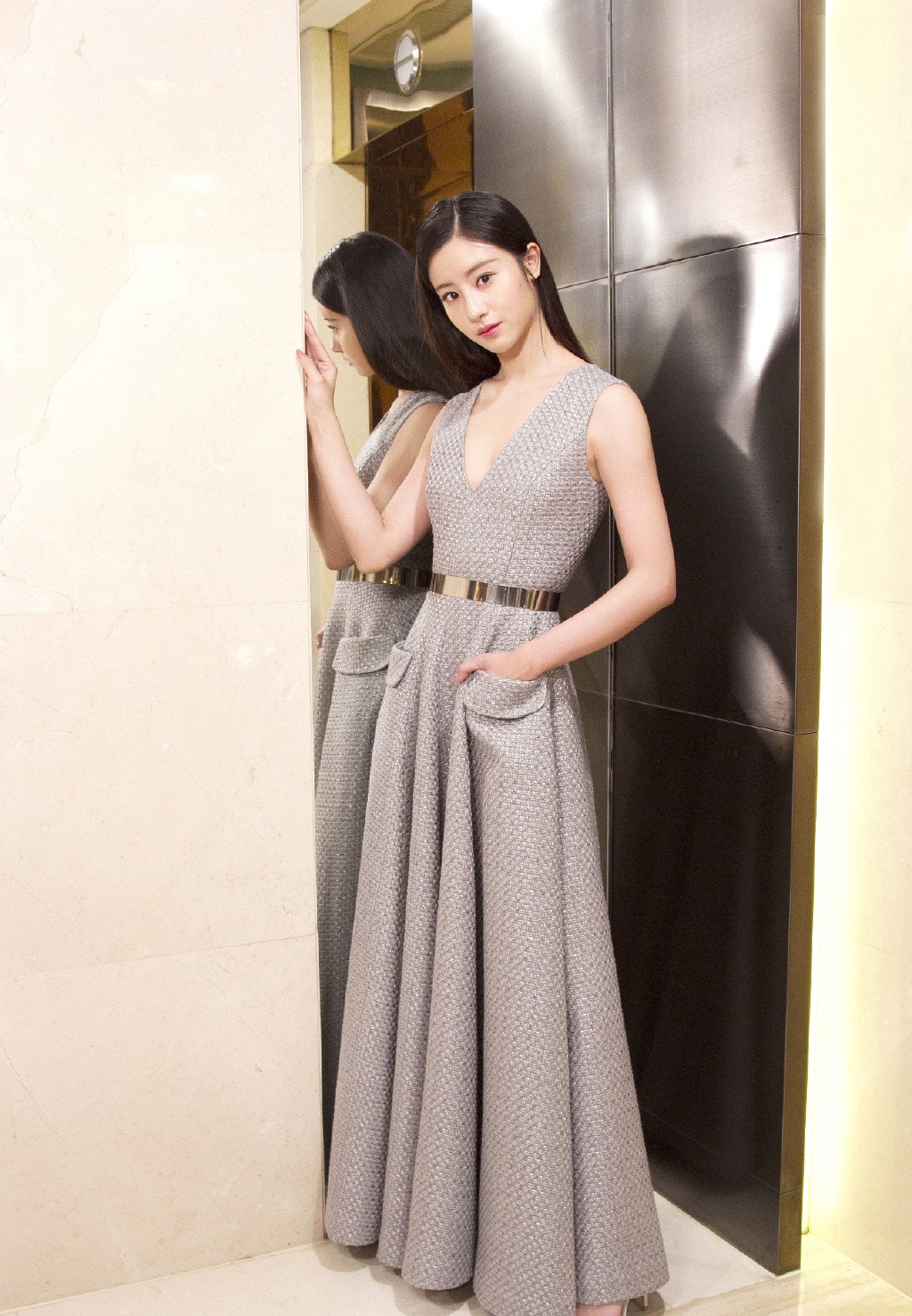 毛晓慧身材(她被吐槽"最丑小龙女",今蕾丝裙配腰带,透明手套都戴出