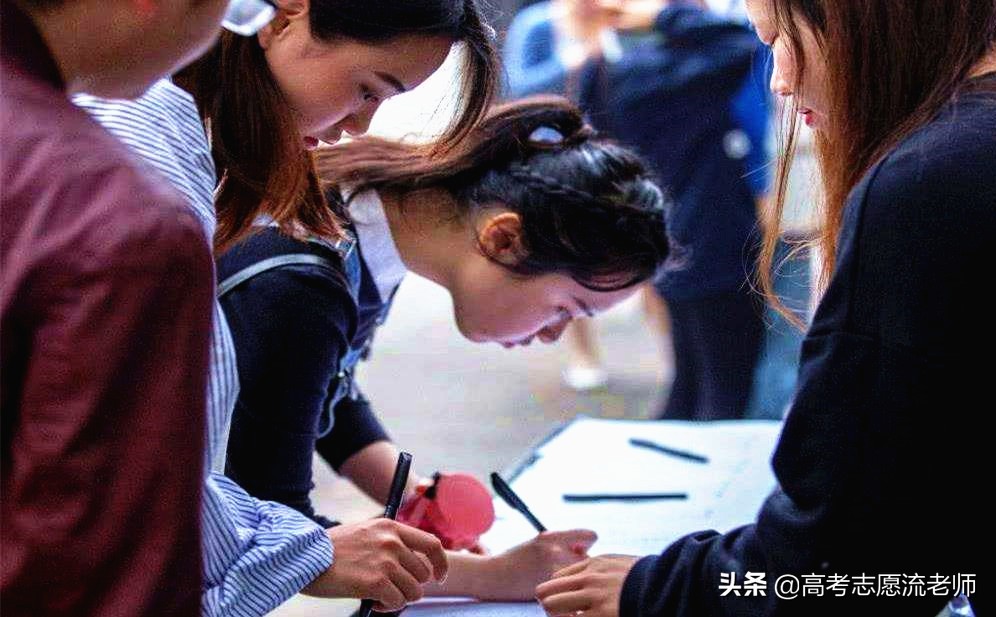 新高考3+1+2选科，选物理就能报考医学专业吗？考生别天真了