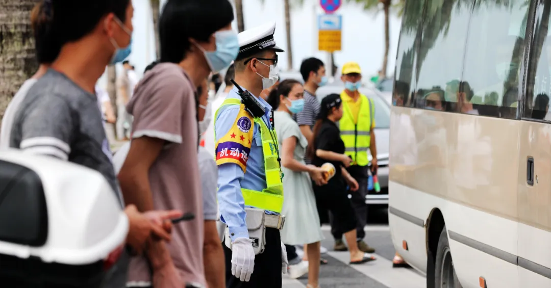 深圳宝马高速狂飙151，得知超速司机笑出来：幸好今天带上老婆