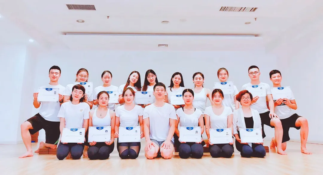 「杨昆瑜伽」基础瑜伽教练培训，专为零基础的你而定制