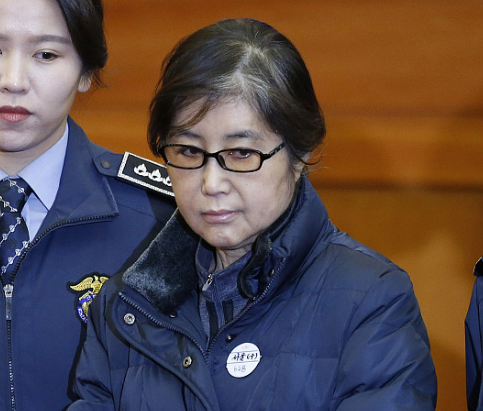 她是“韩版老佛爷”，操控总统40年，4大财阀和美国都抢着巴结她