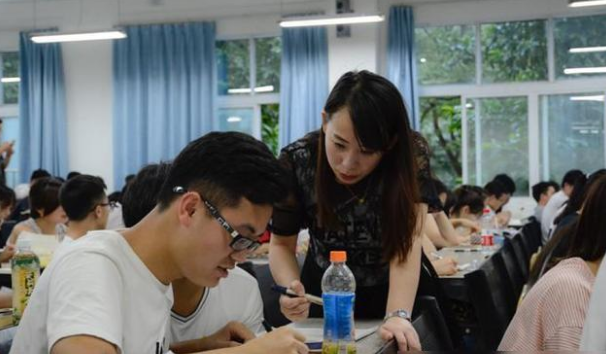 华中师大研究生火了，所学专业太“坑人”，毕业无奈摆摊卖鸡爪