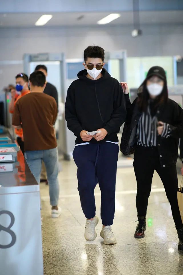 金瀚图片高清(身高184的金瀚,打造运动潮流风,造型帅气抢眼)