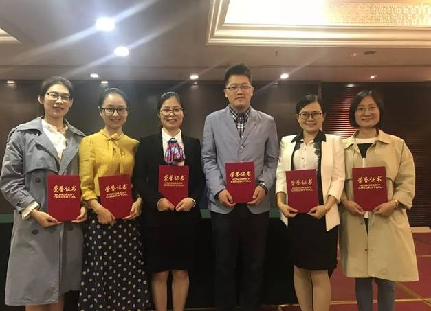 95后美女副校长走红，颜值与实力均在线，却因“学历”引发争议