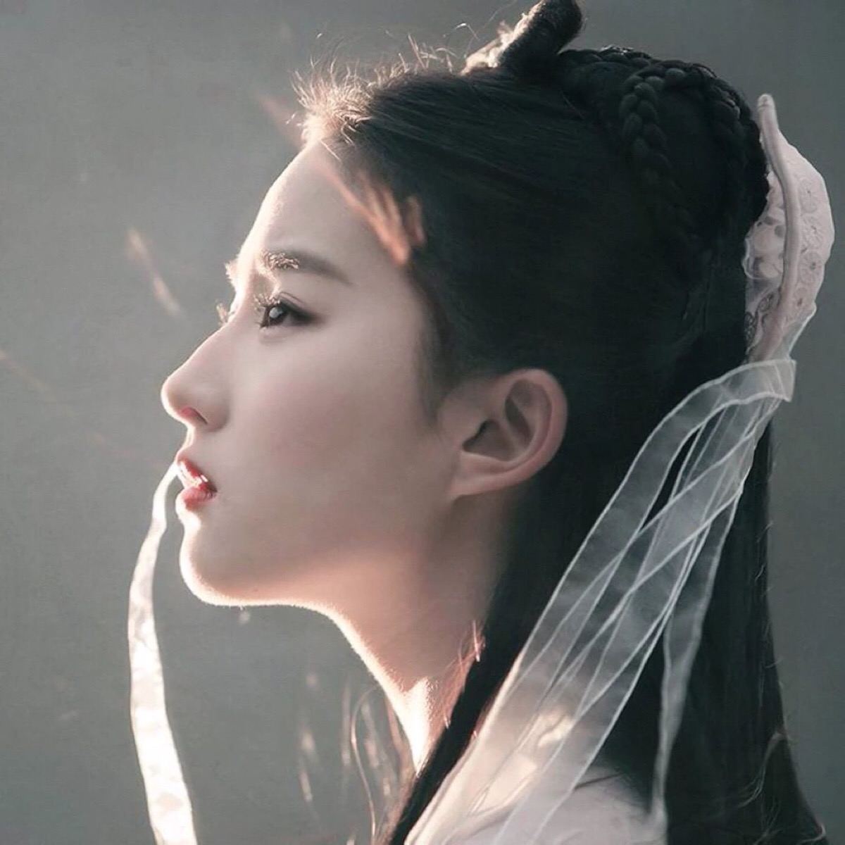 适合女生的网图头像侧脸(侧颜漂亮的女明星,只服这5位,360度无死角,越