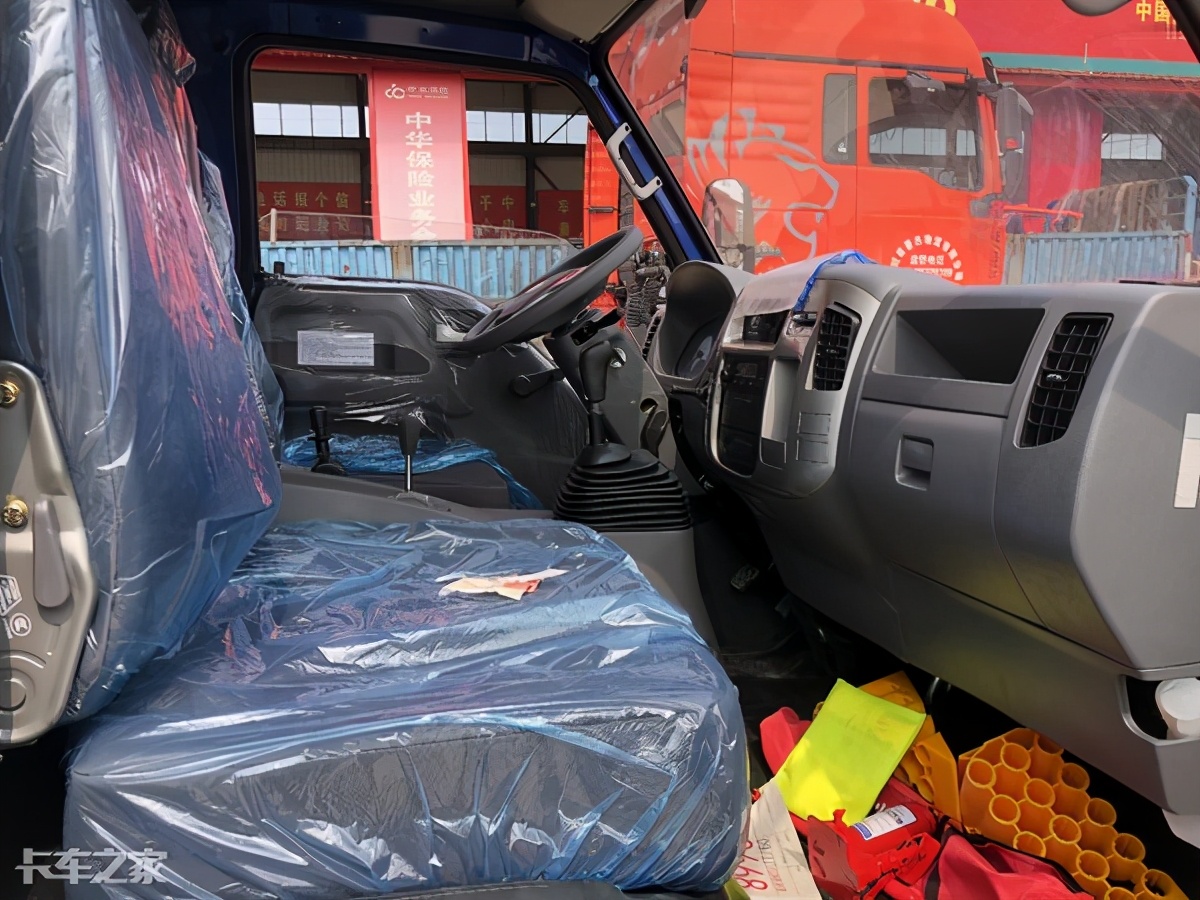 狭窄街道运输优势明显，实拍时代金刚轻型渣土车