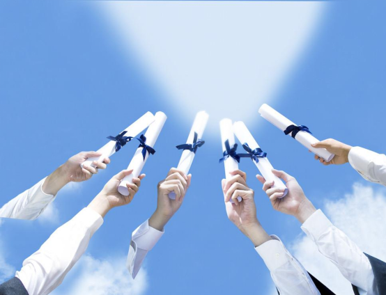 高考647分的高材生，蜗居网吧4年不曾回家，不换衣服也不洗衣服