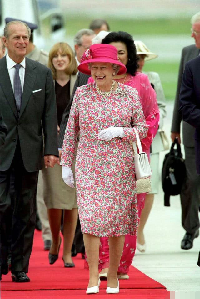 英国奥运会开幕式女王(英国女王出席伦敦奥运会，被导演恶搞，自己却先忍不住笑场了)