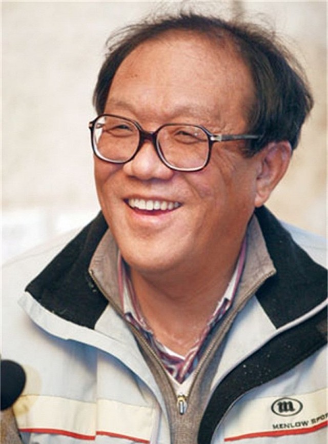 史铁生：21岁瘫痪，31岁执笔坚持写作28年，脑溢血去世，一生励志