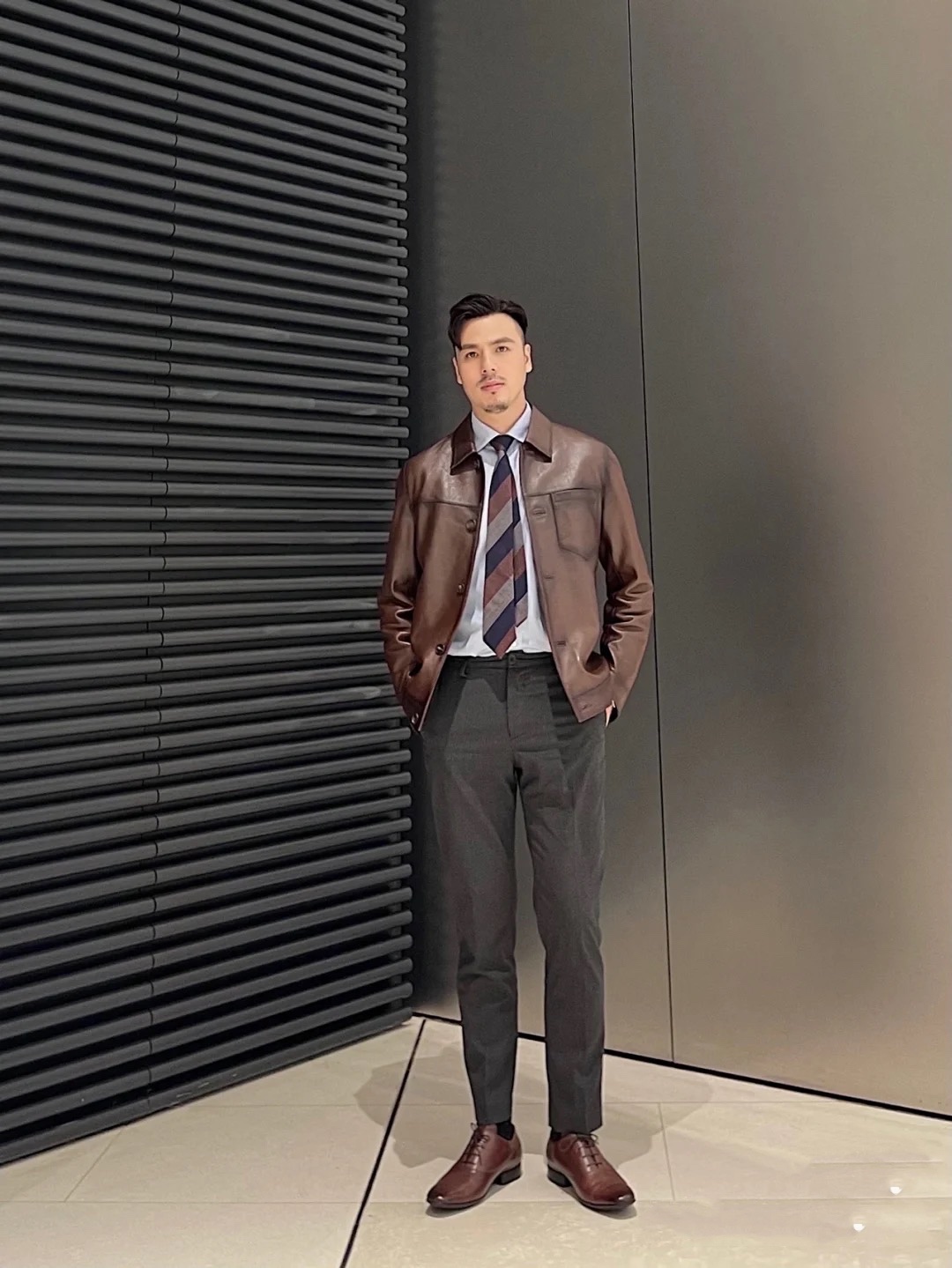 男士皮衣搭配什么裤子和鞋子(男士皮衣的最佳穿搭推荐)