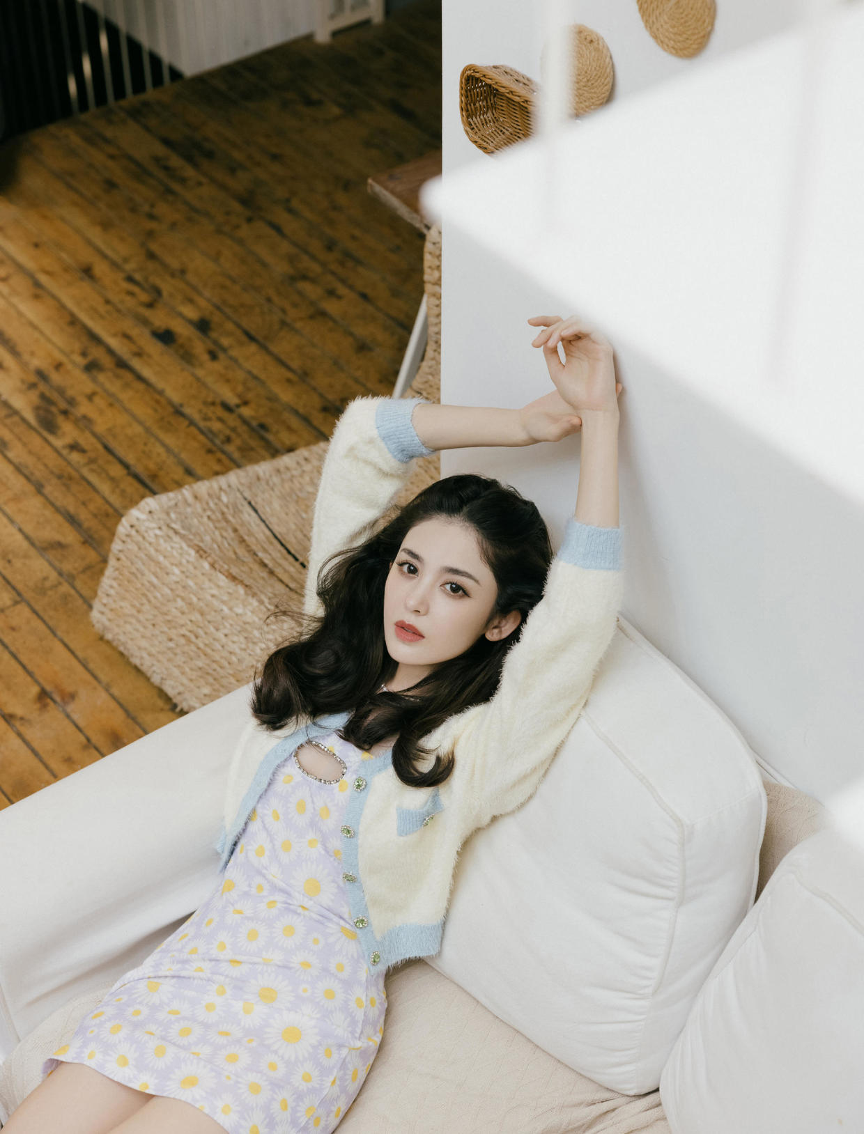 古力娜扎真不愧是"异域美人",穿大地色套装亮相,秀出了好身材